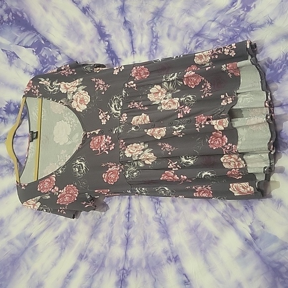 Torrid Women's Foral Flowy High Low Short Sleeve Top Size 00 M-L - Picture 2 of 10